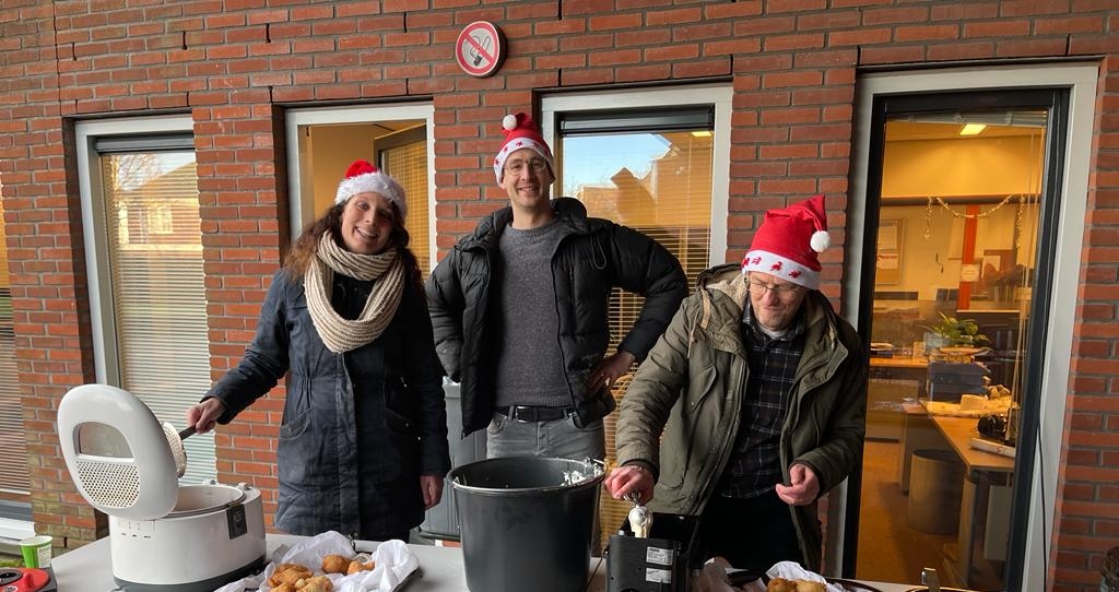 Versgebakken oliebollen voor de leerlingen